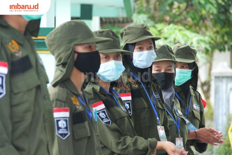 Sukarelawan berbaris menggunakan masker saat beraktivitas di Posko Pengungsian Gunung Merapi, Magelang, belum lama ini. (Inibaru.id/ Triawanda Tirta Aditya)