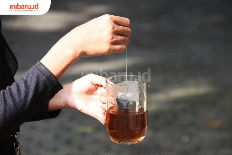 Ilustrasi - Ada kabar yang menyebut minum teh bisa mencegah Covid-19. (Inibaru.id/Triawanda Tirta Aditya)