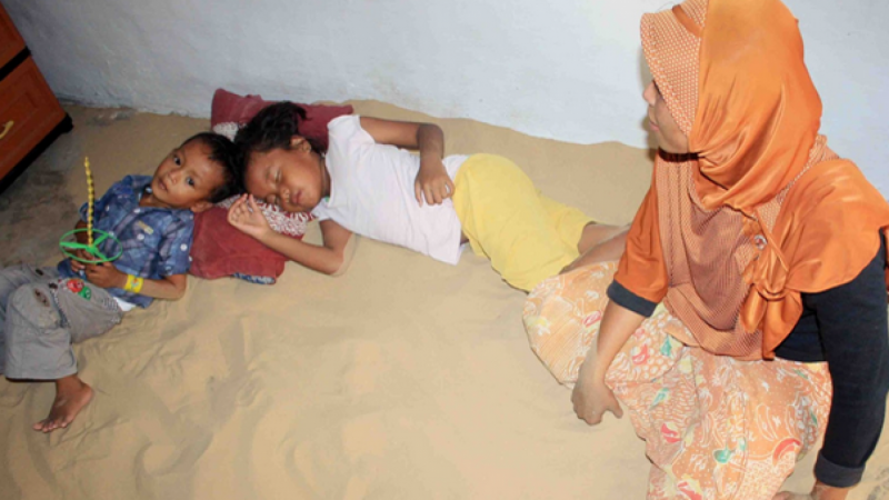 Tradisi tidur di pasir warga Desa Legung Timur, Sumenep. (FaktualNews)<br>