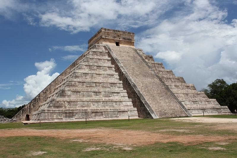 Piramida El Castillo di Chichen Itza peninggalan Suku Maya di Meksiko bentuknya mirip dengan Candi Sukuh. (Flickr/Arian Zwegers)