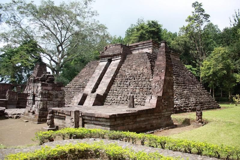 Candi Sukuh di Karanganyar berbeda dari pakem Candi Hindu di Indonesia, tapi justru mirip piramida Suku Maya. (Flickr/Dany13)