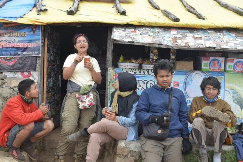 Para pendaki saat mampir di Warung Mbok Yem di Gunung Lawu. (Twitter/mluthfi2014)