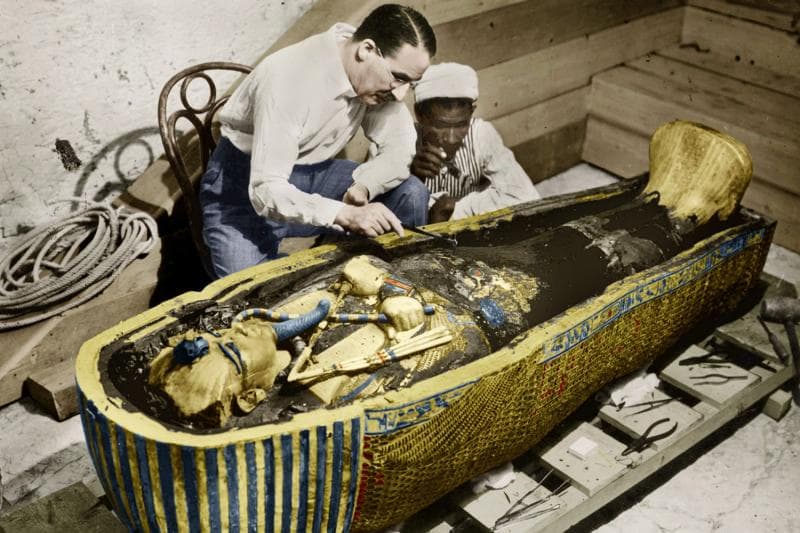 Howard Carter tengah meneliti makam emas&nbsp;Tutankhamun. (Greelane)&nbsp;