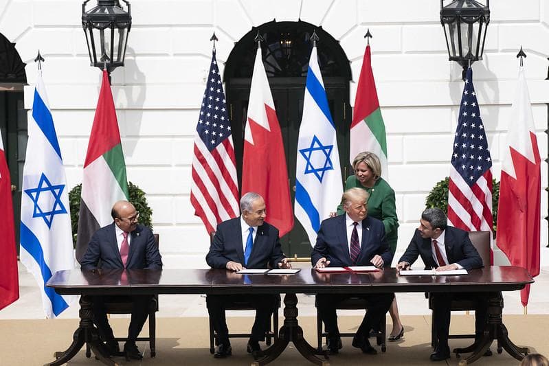 Presiden AS, Perdana Menteri Israel, dan pemimpin negara Arab saat menjalankan pertemuan untuk menormalisasi hubungan antar-negara. (Flickr/The White House)