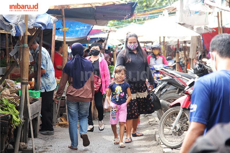 Warga berjalan memakai masker di area pasar tradisional yang ada di pusat Kota Semarang, Jawa Tengah, Rabu
(16/12/2020). Hampir seluruh warga di sini disiplin pakai masker. (Inibaru.id/ Triawanda Tirta Aditya)