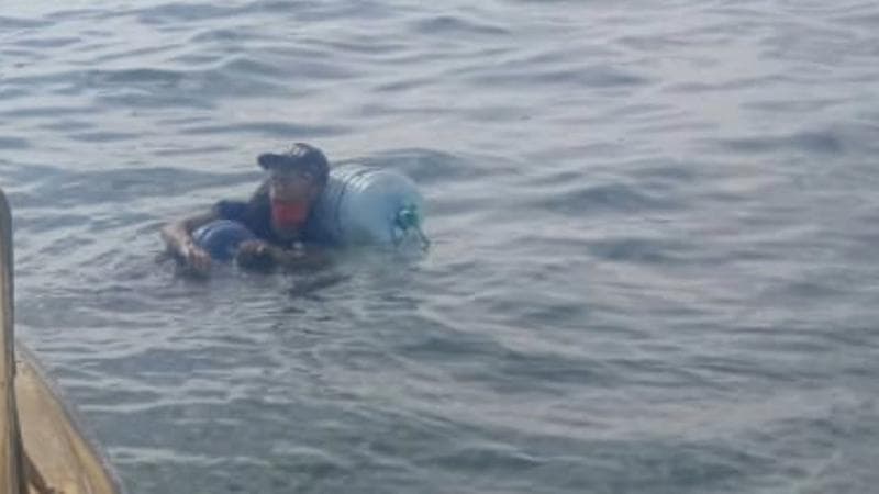 Dedik berenang dengan pelampung demi pulang dari Balikpapan ke Malang. (Youtube/INews)
