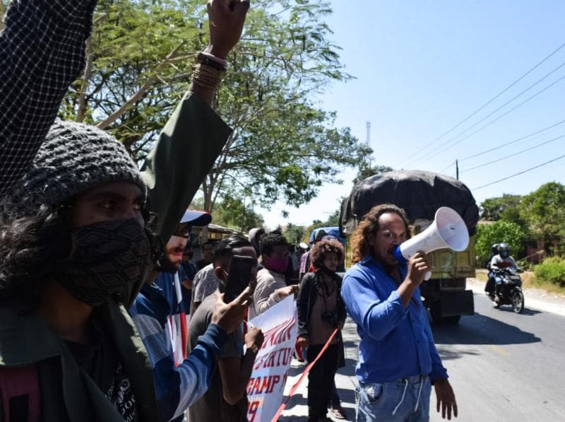 Para pengungsi eks Timor Timur melakukan aksi unjuk rasa minta diperhatikan pemerintah padahal sudah setia kepada Indonesia. (Lekontt/PPT)