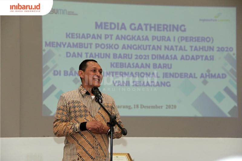 General Manager Bandara Internasional Jenderal Ahmad Yani Semarang Hardi Ariyanto memberikan keterangan pers mengenai Posko Terpadu Nataru, Jumat, (18/12/2020). (Inibaru.id/ Triawanda Tirta Aditya)