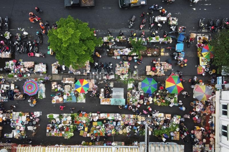 Foto udara aktivitas jual beli di Pasar Pagi Salatiga.<br>