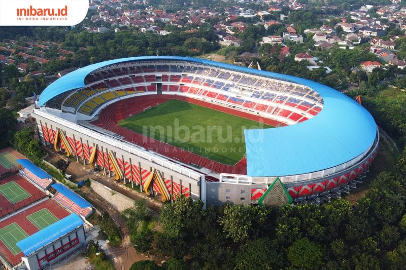 Stadion Jatidiri Semarang. Suporter PSIS Semarang menggelorakan tagar #2021BaliJatidiri sebagai protes kepada Pemprov Jateng. (Inibaru.id/ Triawanda Tirta Aditya)<br>