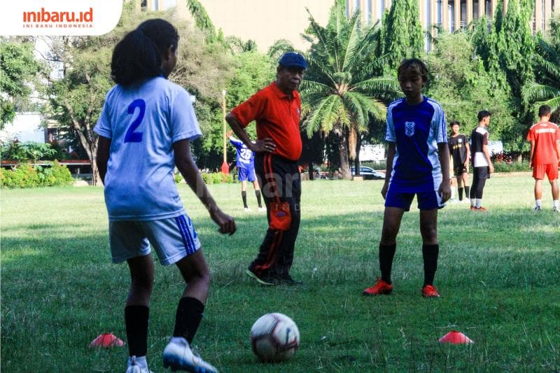 Gaya Sartono Anwar untuk Latih Para Pesepak Bola Putri di Kota Semarang 