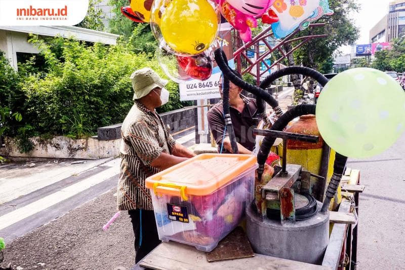 Nggak jualan terompet, Narto beralih jadi penjual balon untuk menyambung hidup. (Inibaru.id/ Audrian F)