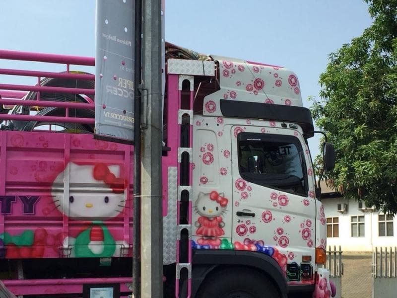 Truk dengan stiker Hello Kitty sangat mudah ditemui di jalanan Indonesia. (Detik/Suci Damaeanti)