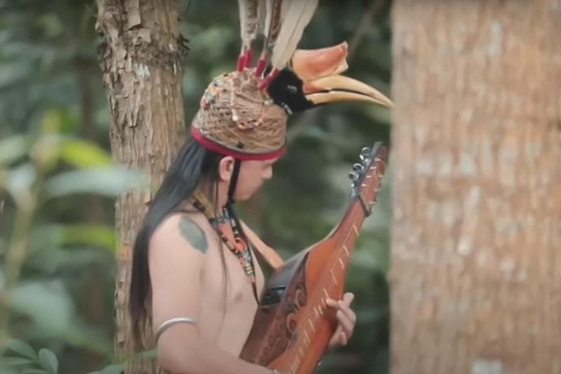 Feri Sape musisi dari Kalimantan yang menggunakan Sape. (Dok. Metro TV)<br>
