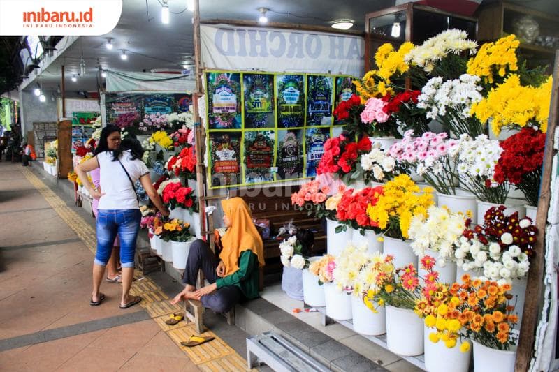 Pedagang bunga di Pasar Bunga Kalisari merasakan pahit-manisnya berjualan bunga di momen Valentine. (Inibaru.id/ Audrian F)