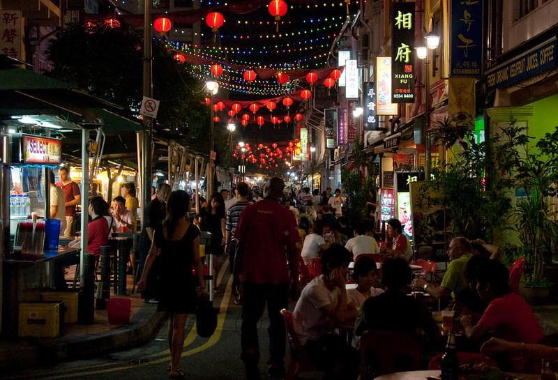 Suasana pusat kuliner kaki lima Singapura yang jadi Warisan Budaya Tak-Benda UNESCO. (Flickr/

Kimon Berlin)
