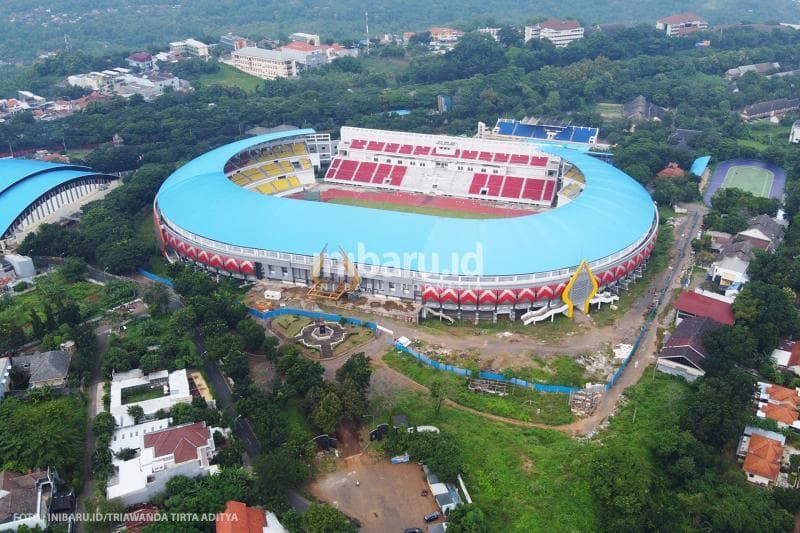 Area sekeliling stadion juga belum dibenahi.&nbsp;(Inibaru.id/ Triawanda Tirta Aditya)<br>