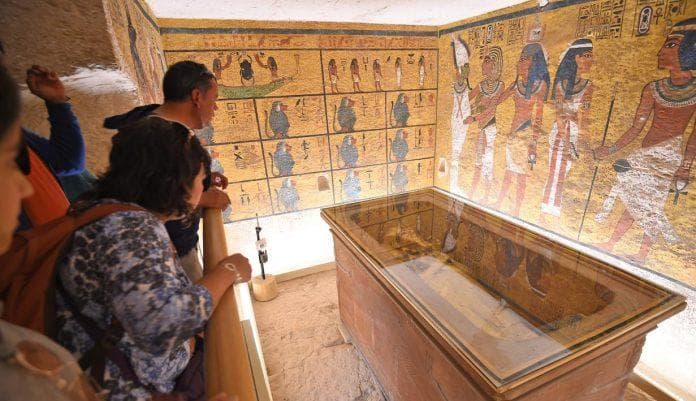 Wisatawan berkunjung ke makam Tutankhamun. (via bisniswisata.co.id)