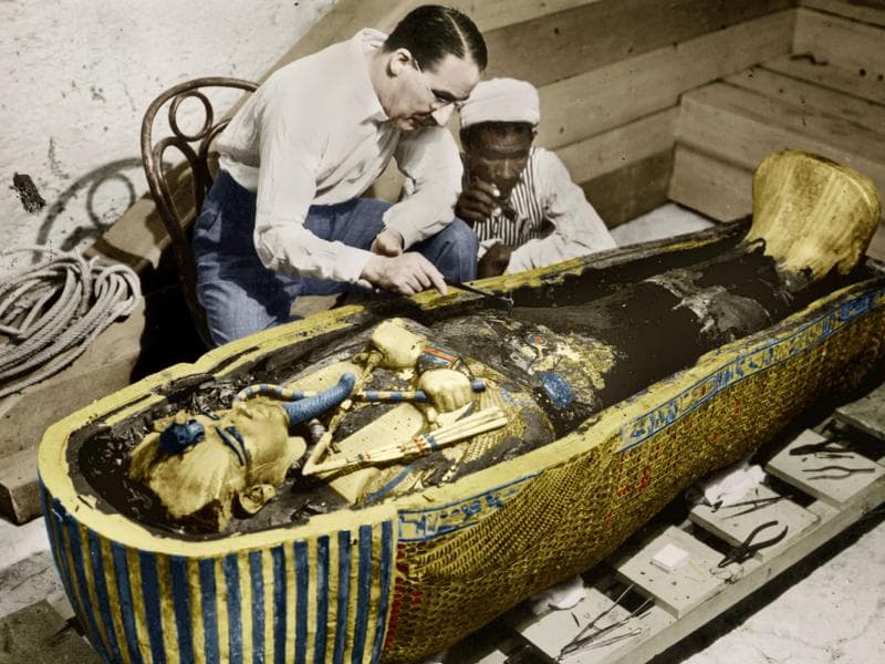 Howard Carter ketika meneliti sarkofagus Tutankhamun. (Thoughtco/Gettyimages)