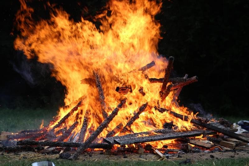Api ini berasal dari pembakaran kayu dan arang. (Pixabay)