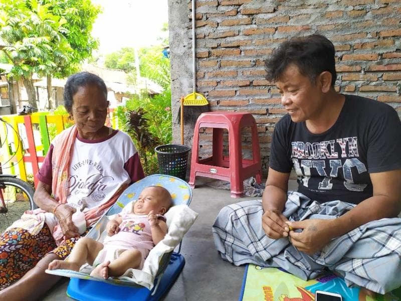 Nurul, supir angkot yang membawa bayinya, Bilqis bekerja di angkot. (Tagar/Sigit AF)