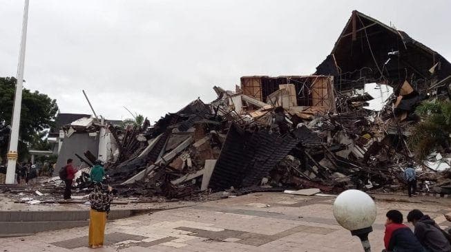 Kantor Gubernur Sulbar yang ambruk karena gempa. (Istimewa)<br>