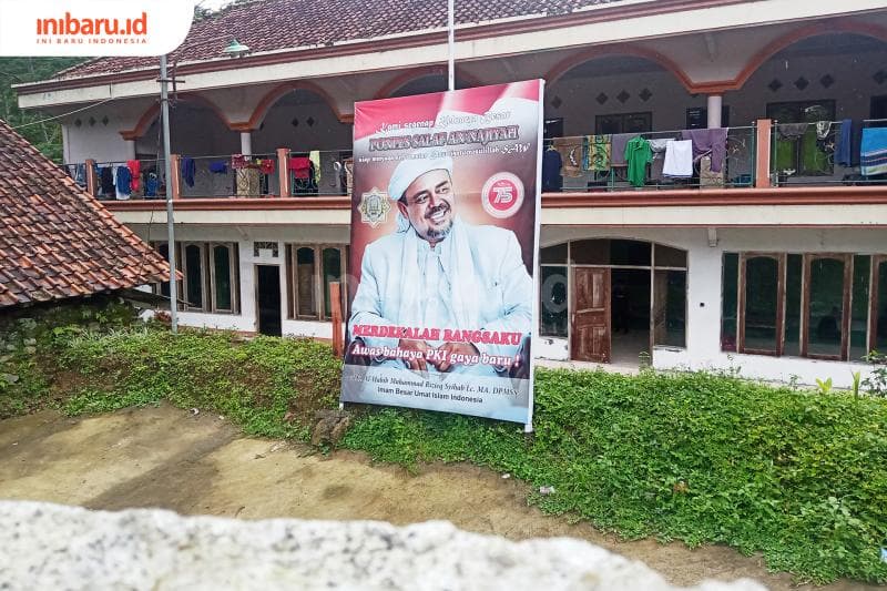 Salah satu spanduk Habib Rizieq yang tersisa di markas laskar FPI Semarang. (Inibaru.id/ Zulfa Anisah)
