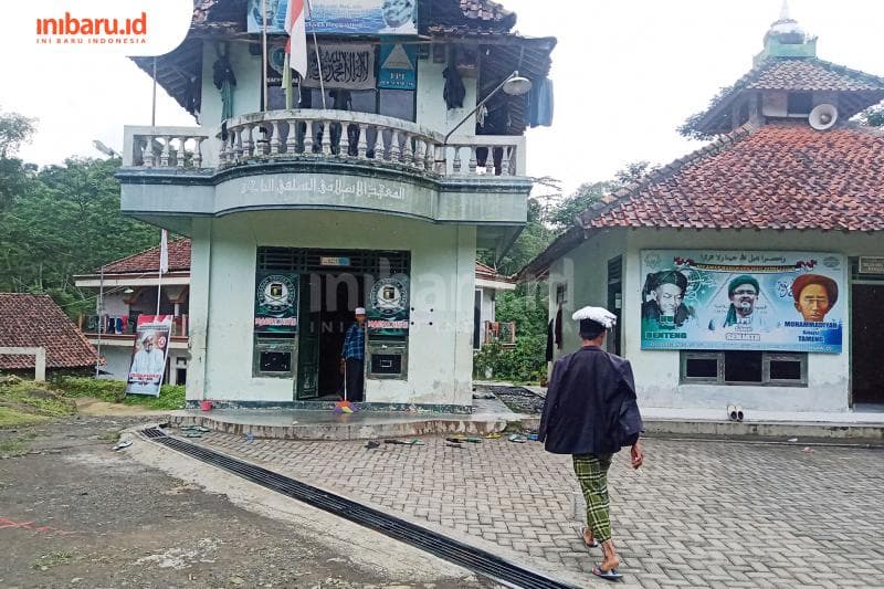Salah seorang eks laskar FPI sedang berjalan menuju bekas Sekretariat Markas Daerah (Madar) Laskar Pembela Islam Jawa Tengah. (Inibaru.id/ Zulfa Anisah)