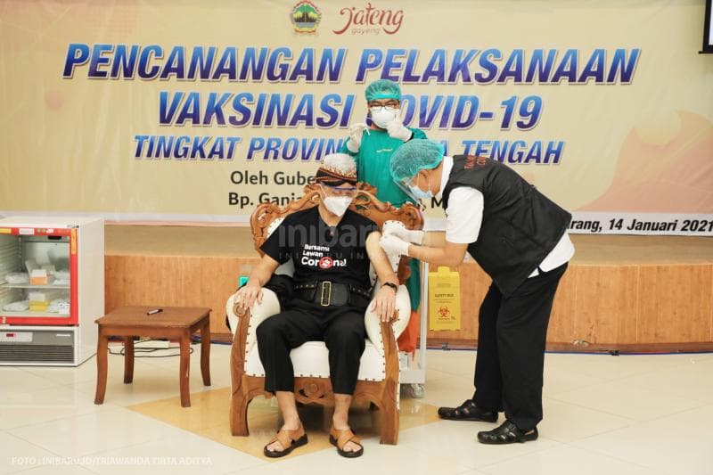 Guberur Jawa Tengah Ganjar Pranowo menjadi orang pertama di Jateng yang disuntik vaksin corona sinovac.<br>