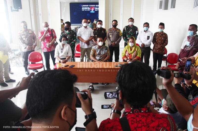 Pemerintah Kota Semarang melakukan jumpa pers usai proses vaksinasi pada hari pertama, Kamis, 14 Januari 2021.<br>