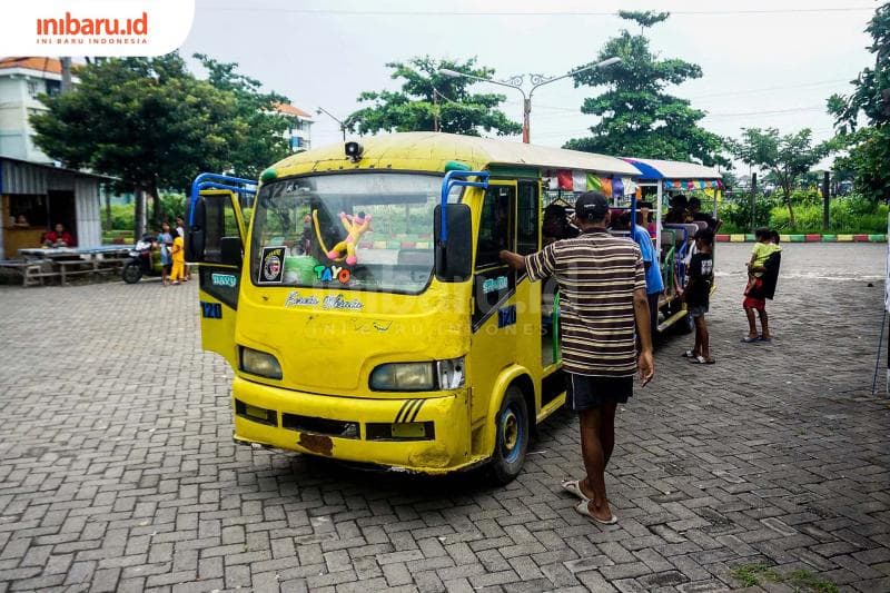 Pahit Manis Narik Kereta Mini Menyusuri Jalanan Semarang