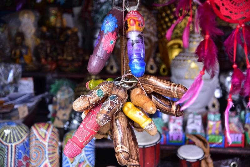 Lolok, suvenir dari Bali berbentuk alat kelamin lelaki yang sering dituding nggak patut dijadikan buah tangan. (Flickr/shankaronline)