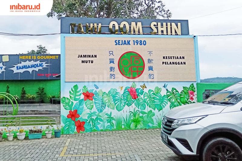 Tampak depan toko Tahu Oom Shin Bandungan. (Inibaru.id/ Zulfa Anisah)