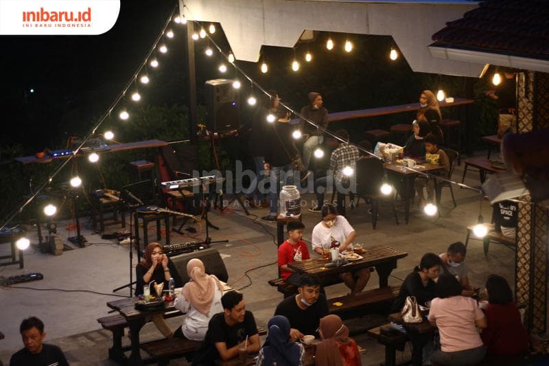 Pengunjung menikmati santap malam di Kampung Kopi Banaran, Kabupaten Semarang, Kamis (21/1/2021). Resto ini membatasi pengunjung selama pandemi Covid-19. (Inibaru.id/ Triawanda Tirta Aditya)
