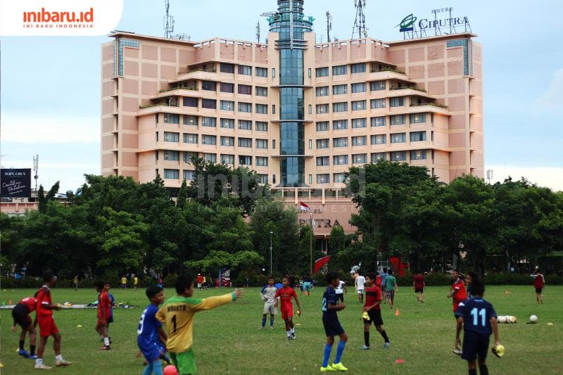 Anak-anak bermain sepak bola di Lapangan Simpang Lima Semarang, Rabu (20/1/2021). Olahraga ini dianggap bisa meningkatkan imunitas mereka di tengah pandemi Covid-19. (Inibaru.id/ Triawanda Tirta Aditya)