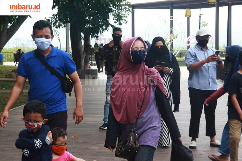 Wisatawan menggunakan masker saat mengunjungi lokawisata Bukit Cinta Semarang, Kamis (21/1/2021). (Inibaru.id/ Triawanda Tirta Aditya)