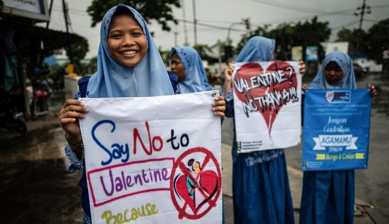 Pelajar di Kota Surabaya menolak perayaan Hari Valentine. (Juni Kriswanto/AFP)