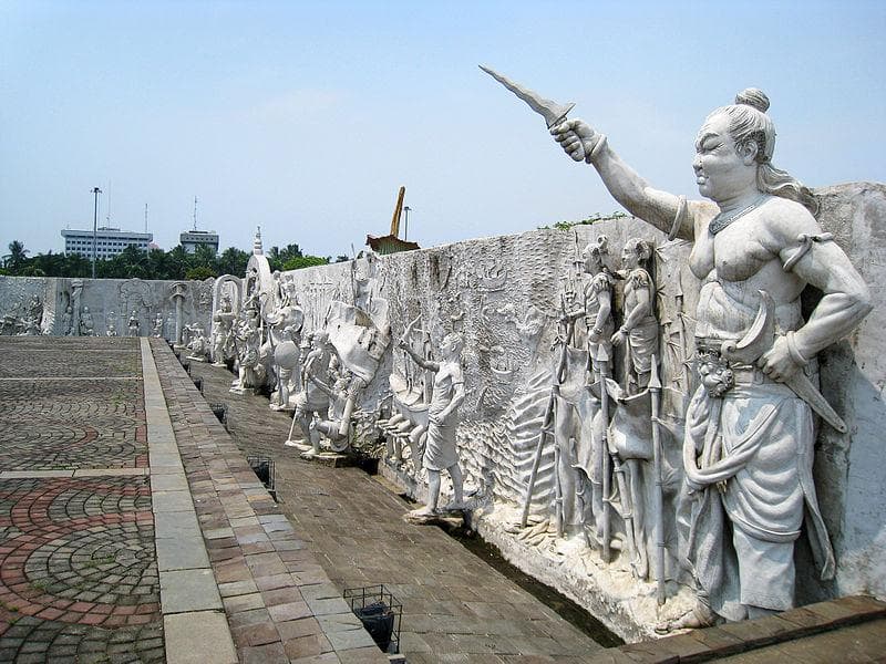 Relief Gajah Mada mengacungkan keris di Monumen Nasional, Jakarta. (Wikimedia/Gunawan Kartapranata)
