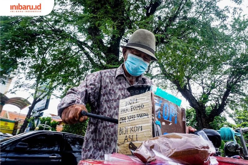 Tomo, Legenda Hidup Penjual Biji Kopi Keliling di Kota Semarang