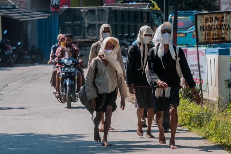 Warga Baduy mengenakan masker, Mei 2020. Di tengah pandemi, ritual Seba Baduy tetap digelar secara terbata. (Republika/Antara/Muhammad Bagus Khoirunas)