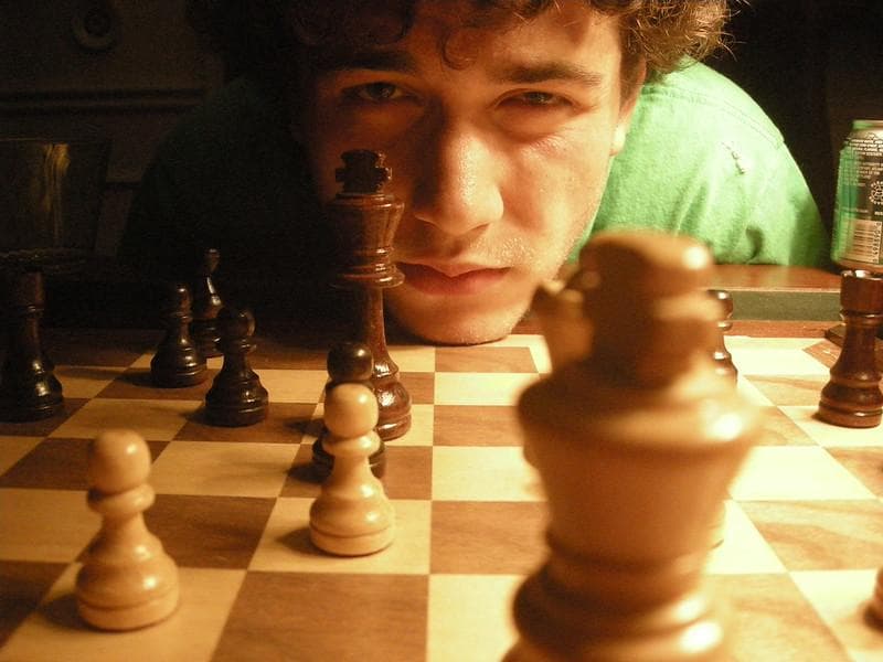 Banyak pikiran, sebagaimana saat bermain catur, bisa mempengaruhi tubuh dengan signifikan. (Flickr/Ian T McFarland)