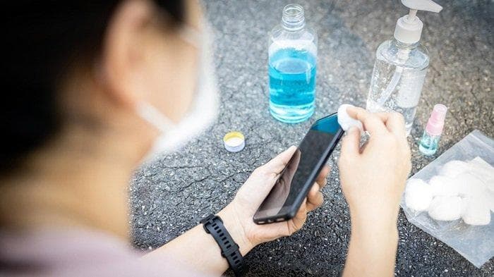 Gimana cara membersihkan ponsel yang benar? (Shutterstock)