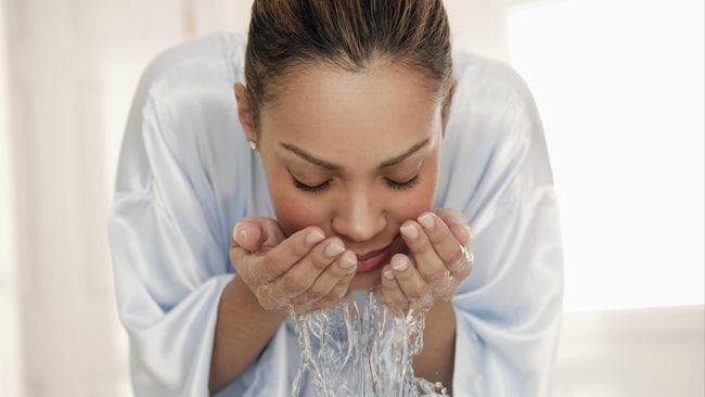 Cuci muka baiknya pakai air dingin atau hangat? (Google)