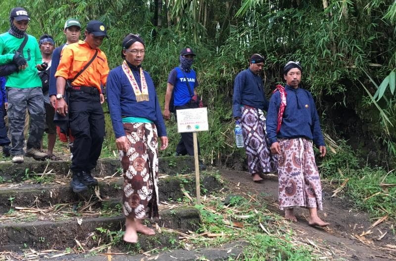 Asihono, anak Mbah Maridjan yang kini menjadi juru kunci Gunung Merapi dengan Mas Kliwon Surakso Hargo. (Twitter/kratonjogja)