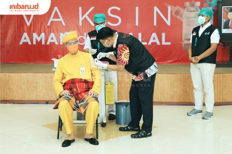 Gubernur Jawa Tengah Ganjar Pranowo mengikuti penyuntikan vaksin Covid-19 di Semarang, Kamis (28/1/2021). Ganjar menggunakan baju adat khas Riau. (Inibaru.id/ Triawanda Tirta Aditya)

<br>