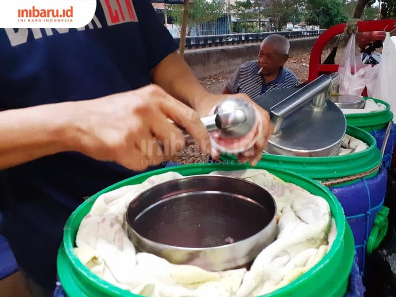 Cara pembuatan es puter dan suara pedagang yang menjajakannya membuat es krim ini populer di Indonesia. (Inibaru.id/Zulfa Anisah)