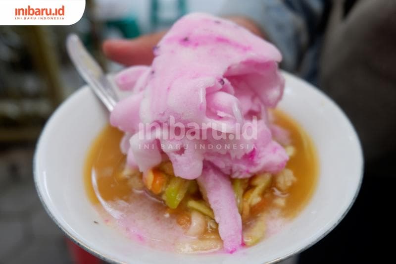 Rujak es krim Pak Paino, Yogyakarta. Mengombinasikan es puter dengan rujak menjadi salah satu ragam penyajian dessert tradisional ini. (Inibaru.id/ Mayang Istnaini)