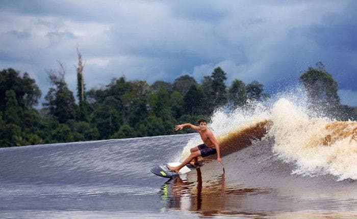Perwujudan tujuh hantu berupa Ombak Bono di Sungai Kampar jadi ikon Provinsi Riau dan buruan peselancar. (WisataSumatera)<br>