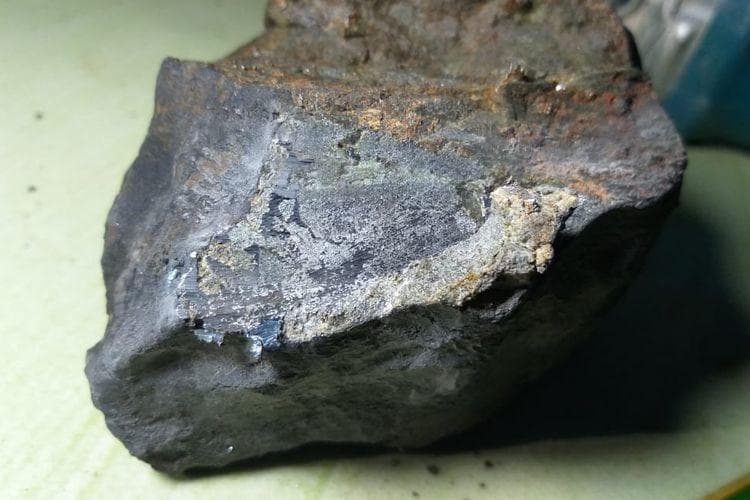Meteorit yang jatuh di Lampung. (Dok. Humas Itera Lampung)