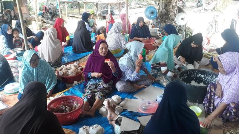 Selain nyumbang atau ngamplop, masyarakat Indonesia mengenal "rewang" atau saling membantu persiapan acara hajatan. (Youtube/Global Print)